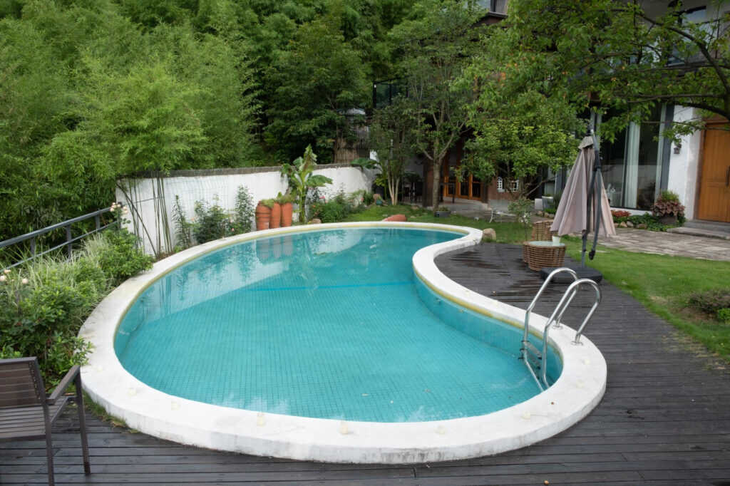 How to Use GPS Tracking to Optimize Lawn Routes